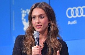 Jessica Alba: «Eye Contact Was Banned on Set Beverly Hills 90210»
