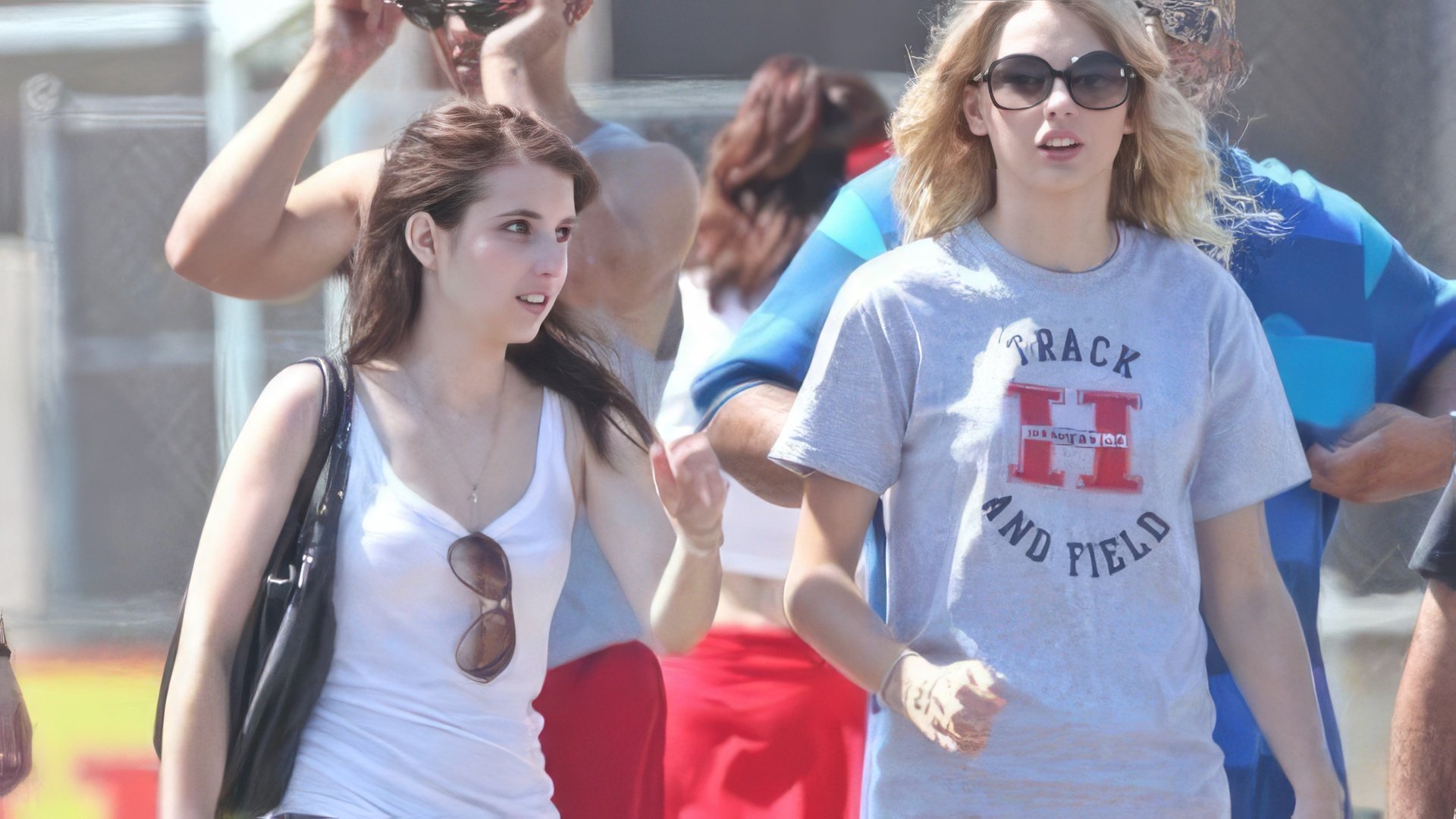 'Valentine's Day': Emma Roberts and Taylor Swift on set