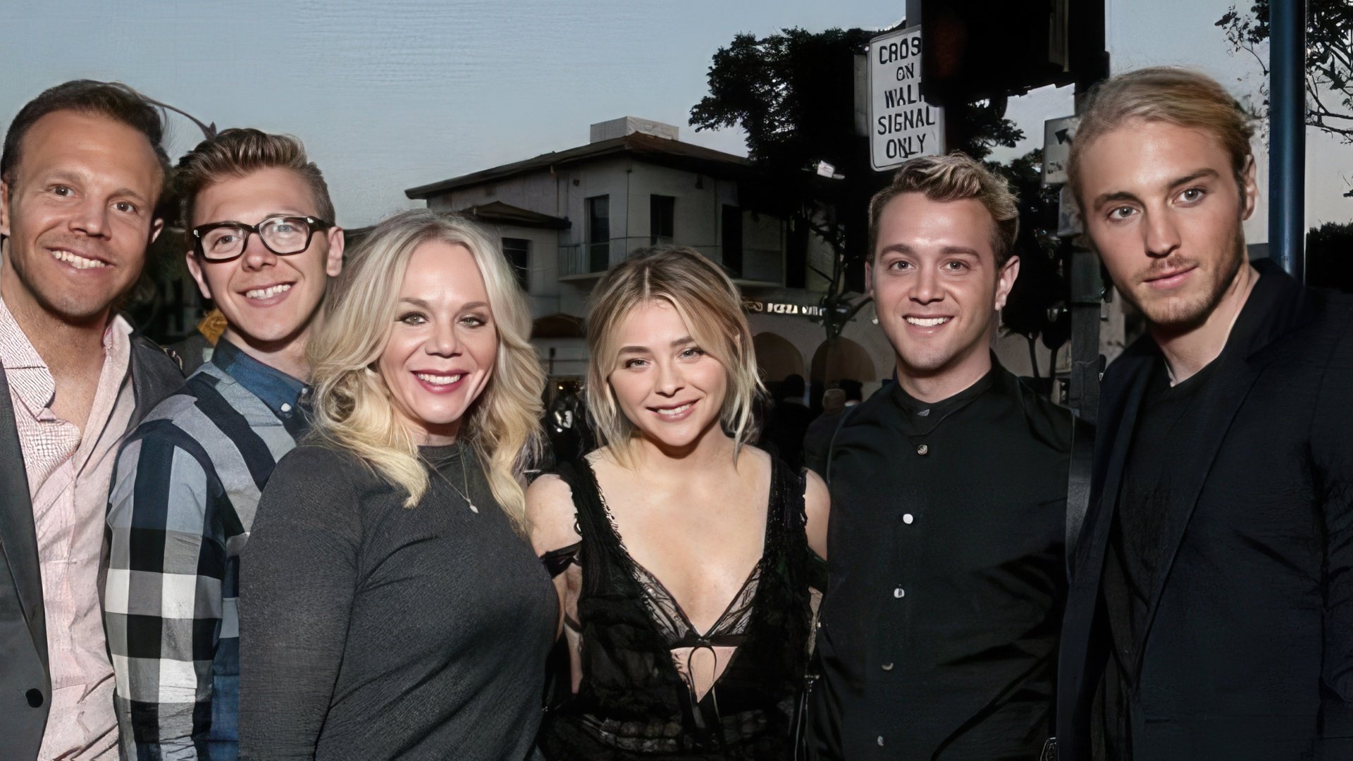  Chloë Grace Moretz with her Mom and brothers