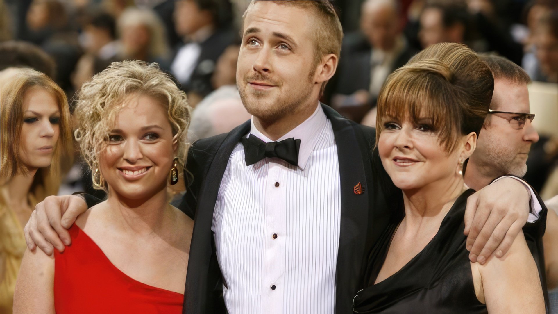 Ryan Gosling with his closest and beloved relatives, a mother and sister