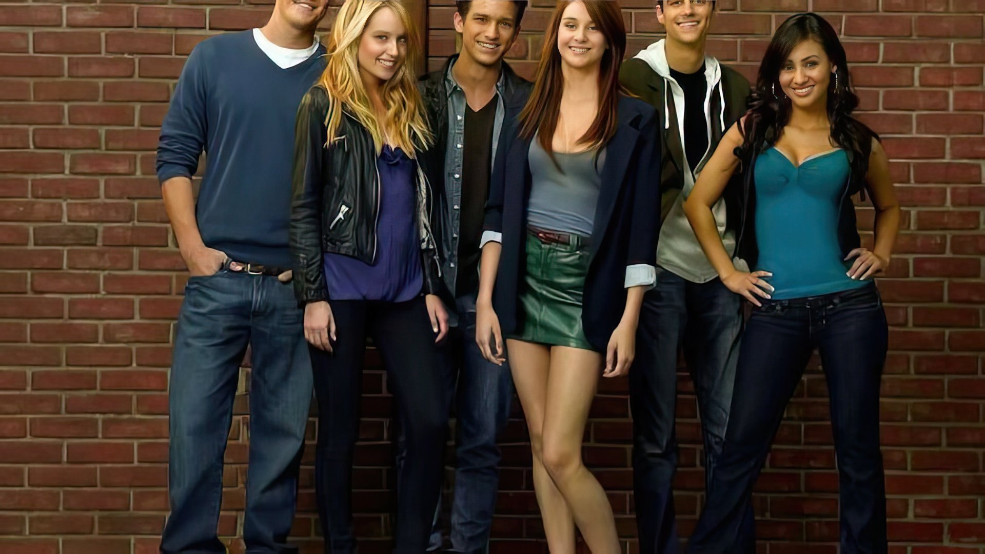 Star of the series «The Secret Life of an American Teenager» (center)