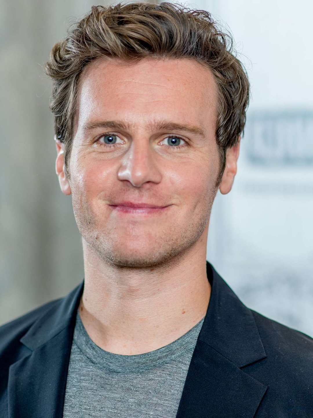 Jonathan Groff who is his father