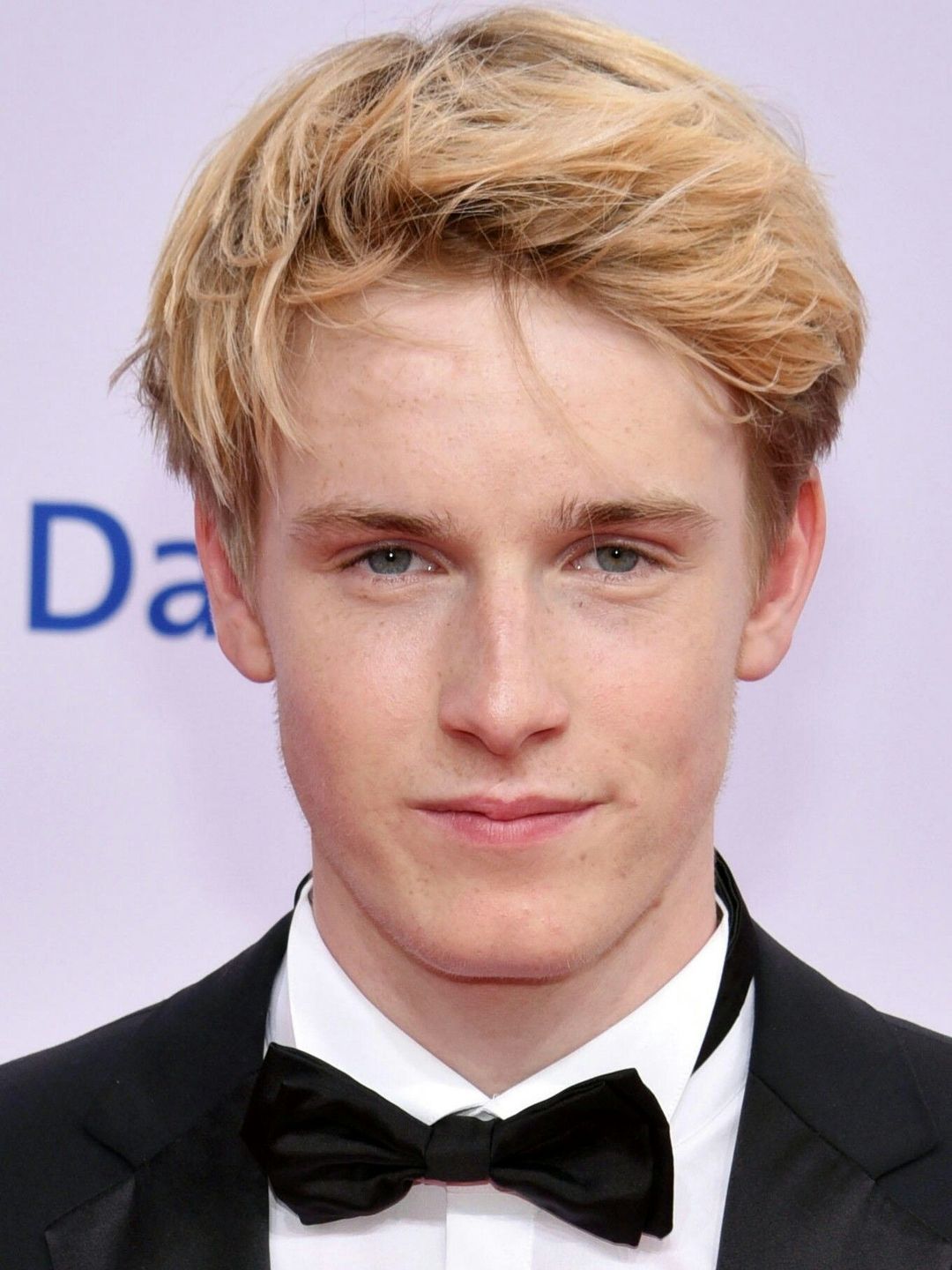 Louis Hofmann who is his mother
