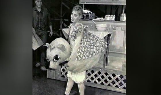 1997:Amy Adams plays a pig in «dinner theater» in Minneapolis