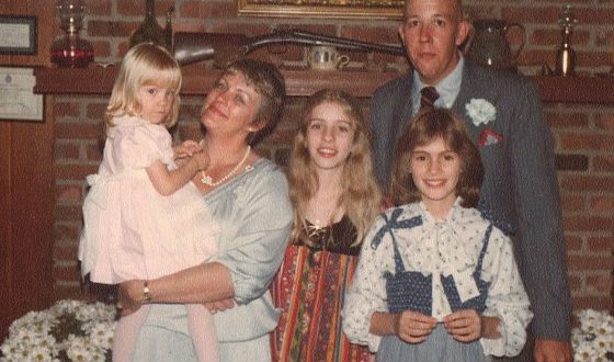 Julia Roberts (on the right) with her mom, stepfather and sisters Julia Roberts (on the right) with her mom, stepfather and sisters