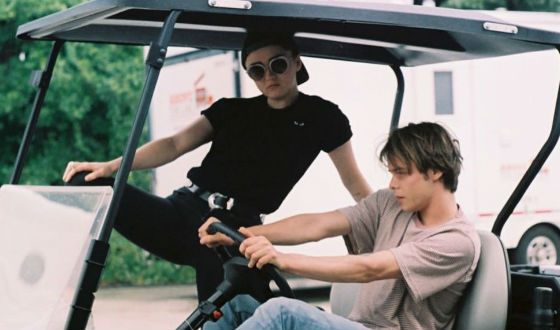 Maisie Williams and Charlie Heaton are having fun on the set of 