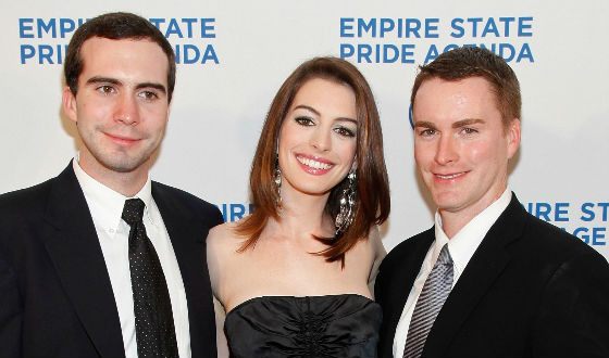  Anne Hathaway's Brothers: Thomas (left) and Michael (right)
