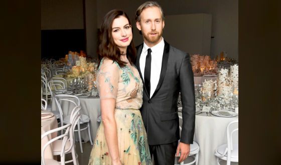 In the photo: Anne Hathaway and Adam Shulman