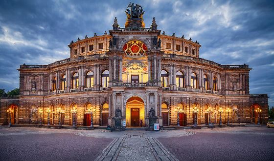 The dramatic building of the Semperoper