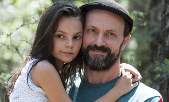 Dafne Keen and her father