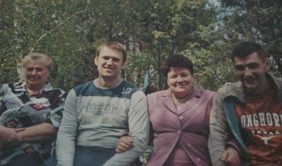 Alexei Navalny with mother, aunt, and brother