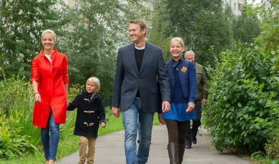 Navalny with his wife and children