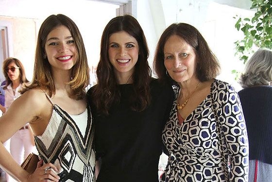 Alexandra Daddario with her mother and sister