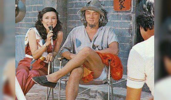 Jackie Chan on «Shi di chu ma» set (1979)