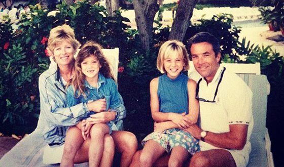 Kaley Cuoco with her parents and younger sister