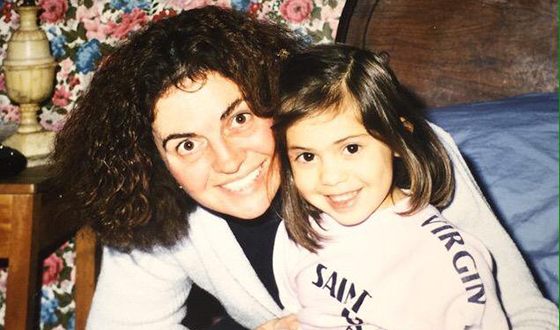 Rosa Salazar as a child with her mother
