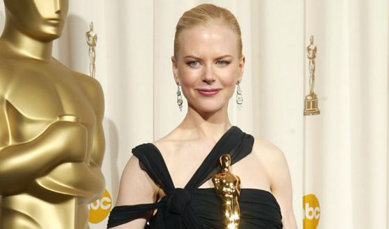 Nicole Kidman with her “Oscar” for the Best Actress in 2002