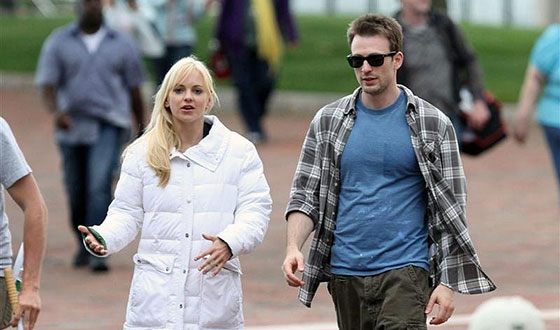 Anna Faris and Chris Evans in the movie 