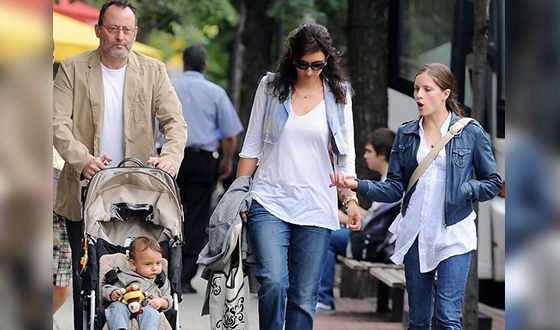 Jean Reno with his wife and children