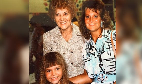 Mandy Moore as a child with her mother and grandmother