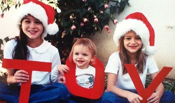 Young Joey King with sisters (in the middle)