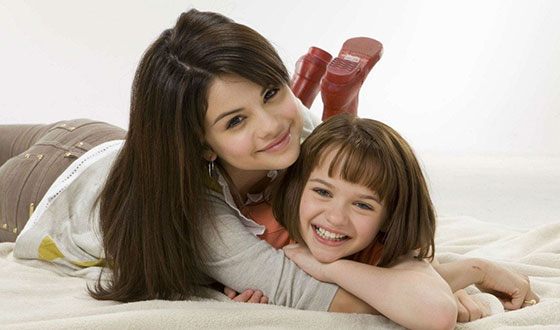Joey King and Selena Gomez in “Ramona and Beezus”