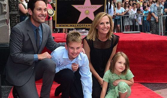 Paul Rudd with his wife and children