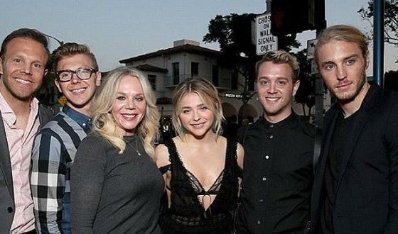  Chloë Grace Moretz with her Mom and brothers