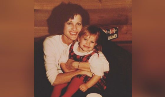 Little Elisabeth Moss with her mother