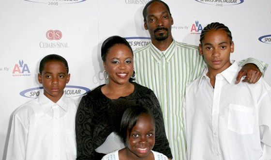 Snoop Dogg with wife and children