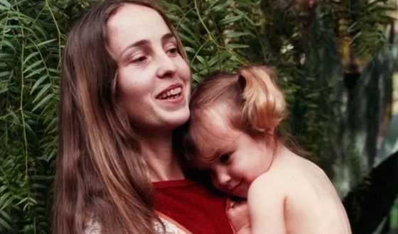  Chrisann Brennan was Steve Jobs` first love (on the photo with her daughter)