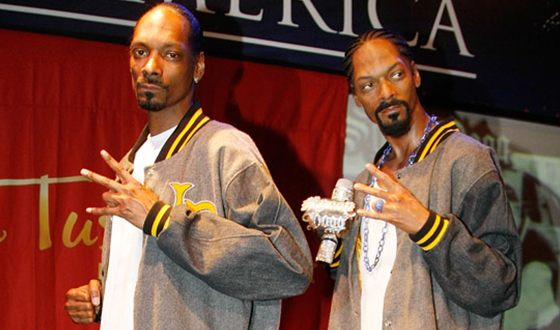 Snoop Dogg and his wax sculpture at Madame Tussaud Museum
