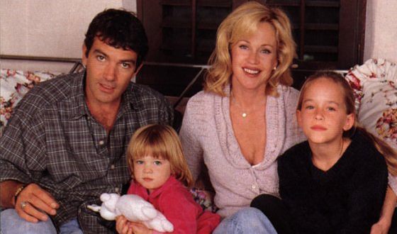 Antonio Banderas with his wife and children