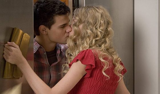 Taylor Lautner and Taylor in Valentine’s Day