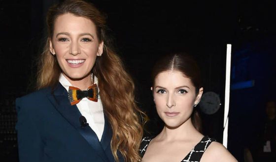 Anna Kendrick and Blake Lively on the set of the «A Simple Favor»