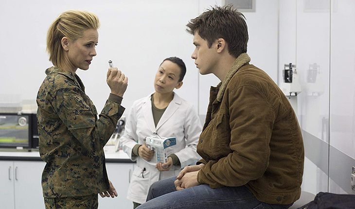 Maria Bello and Nick Robinson in The 5th Wave