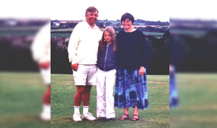 Hannah Murray with her parents