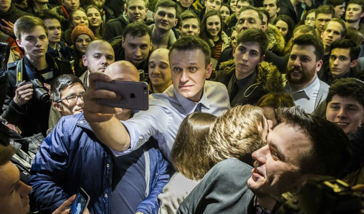 Alexei Navalny with his supporters Alexei Navalny with his supporters