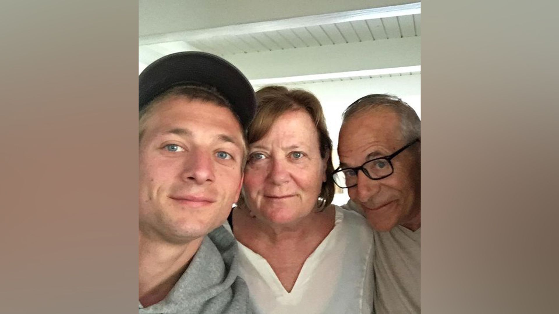 Jeremy Allen White with his parents 