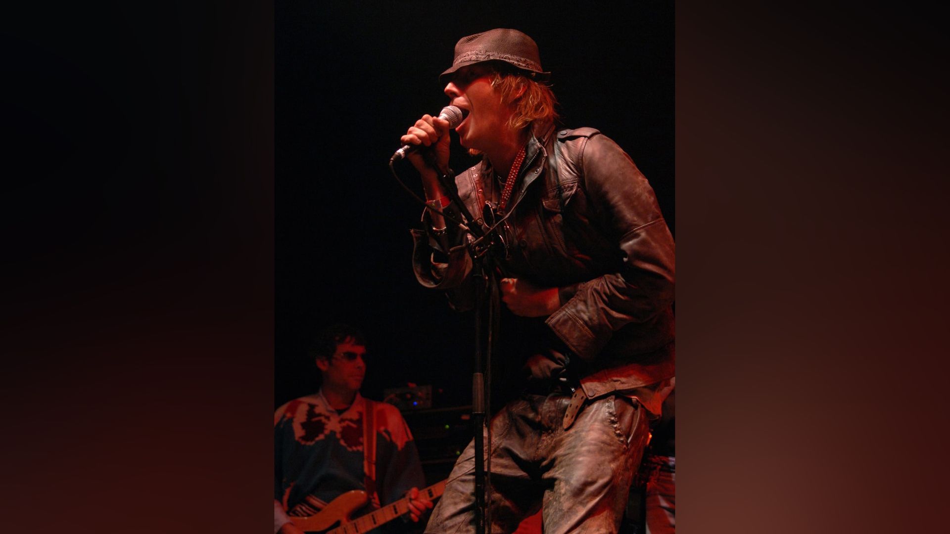 Rhys Ifans during a concert of the band The Peth