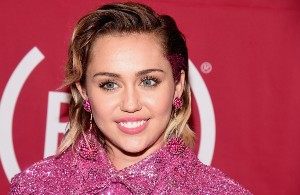 Miley Cyrus doesn`t talk to her father after he divorced her mother