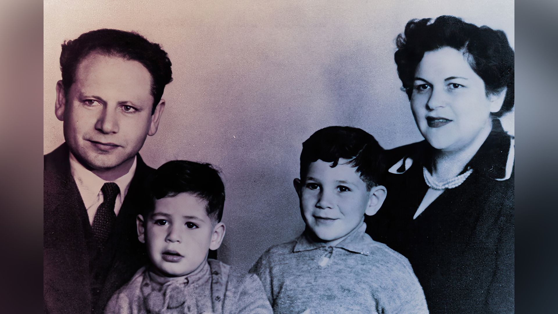 Benjamin Netanyahu with his parents and older brother
