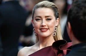 Amber Heard on Crutches Was Caught by Paparazzi During a Walk in Madrid.