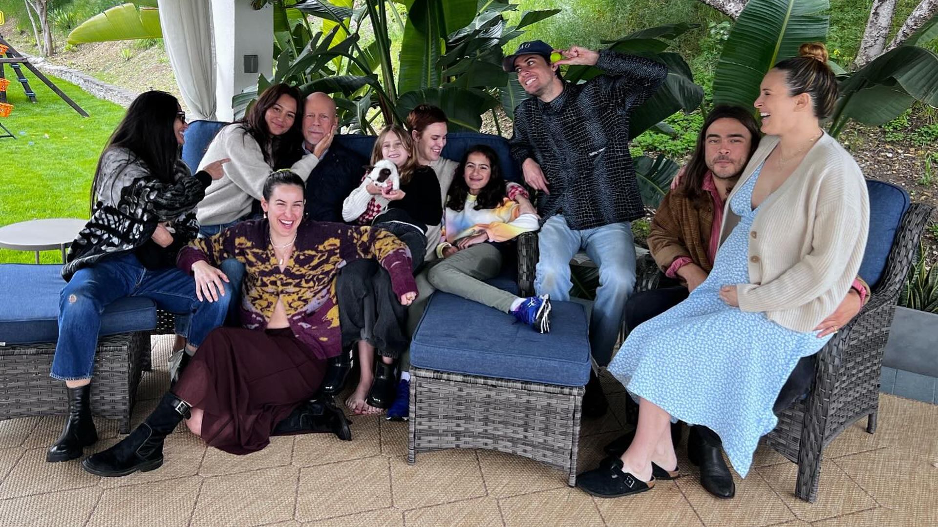 Bruce Willis Surrounded by Family for Thanksgiving (2023)