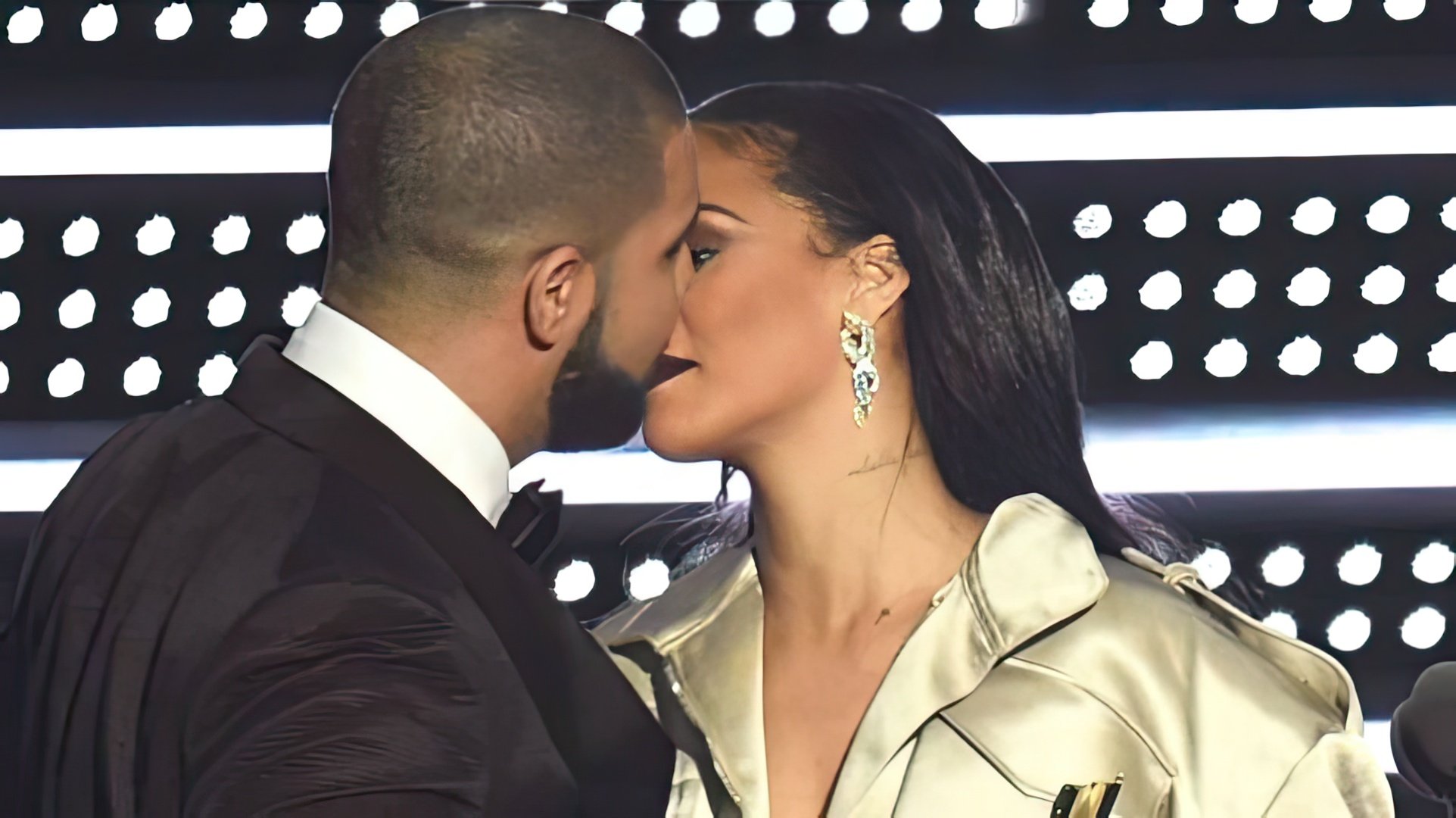 Drake kissed Rihanna at MTV VMA 2016