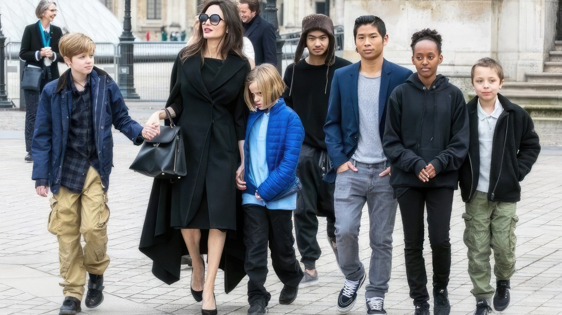 After the divorce, the children stayed with Angelina Jolie