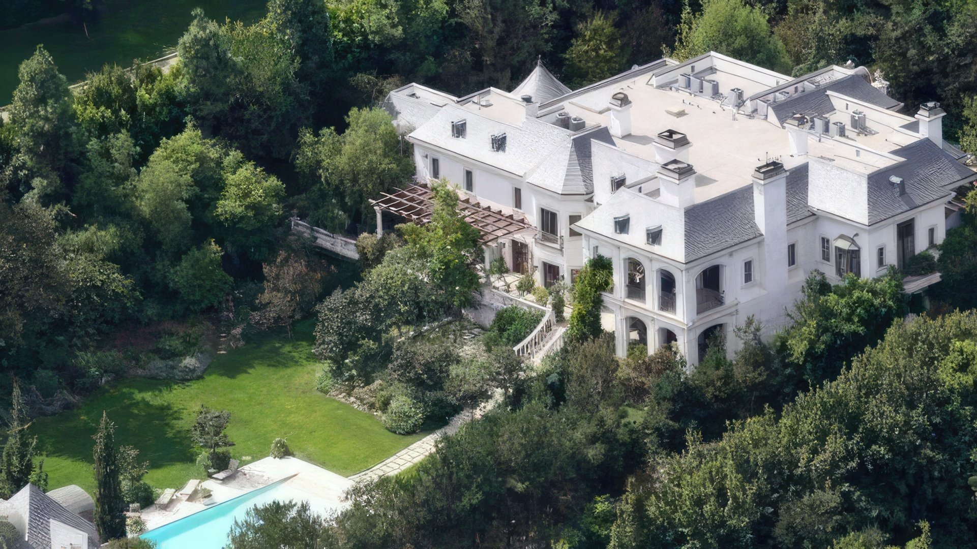 Mansion in Holmby Hills rented by Michael Jackson
