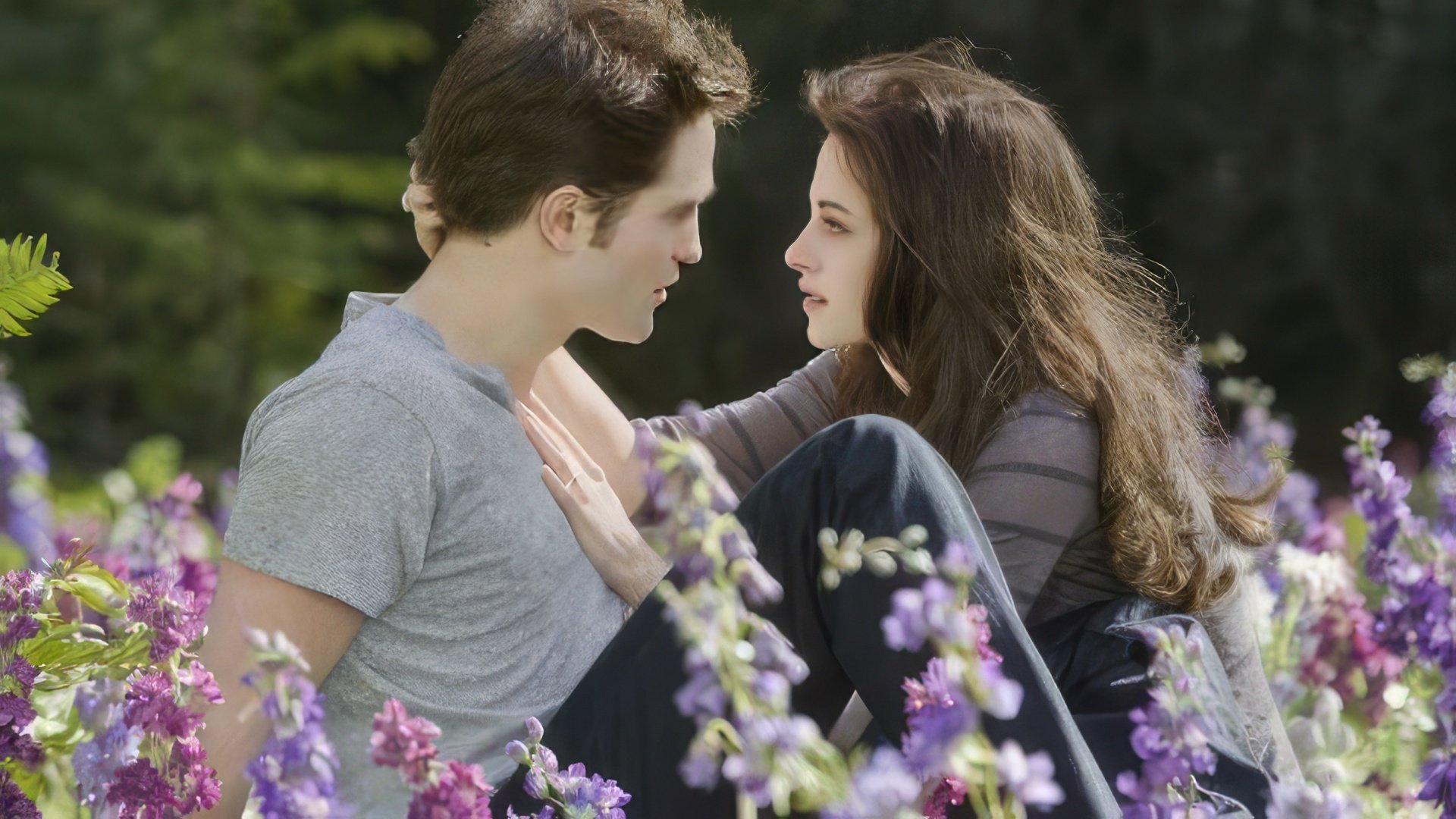 Robert Pattinson and Kristen Stewart on the set of "Twilight"