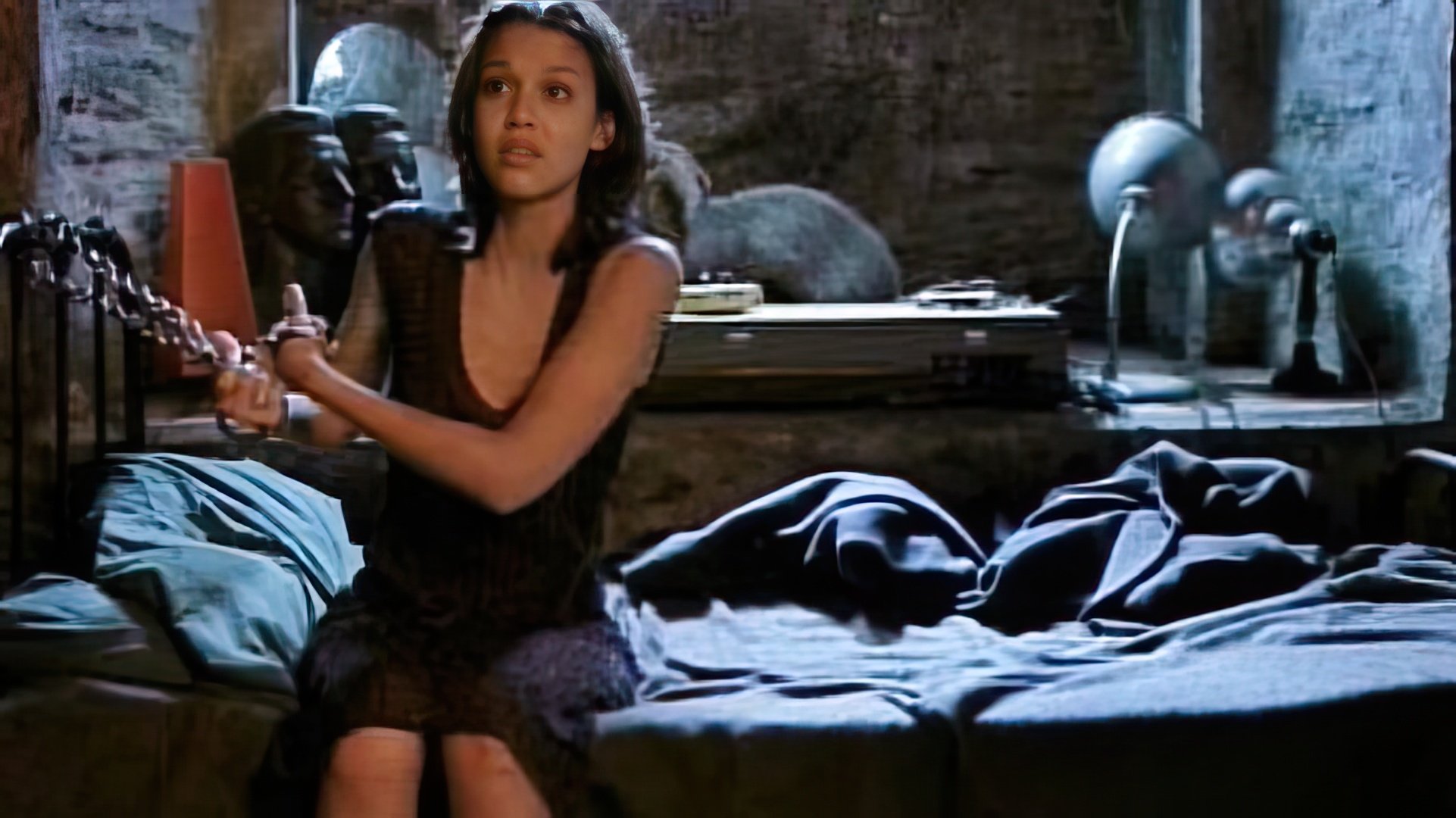 Jessica Alba in the movie "Paranoid"