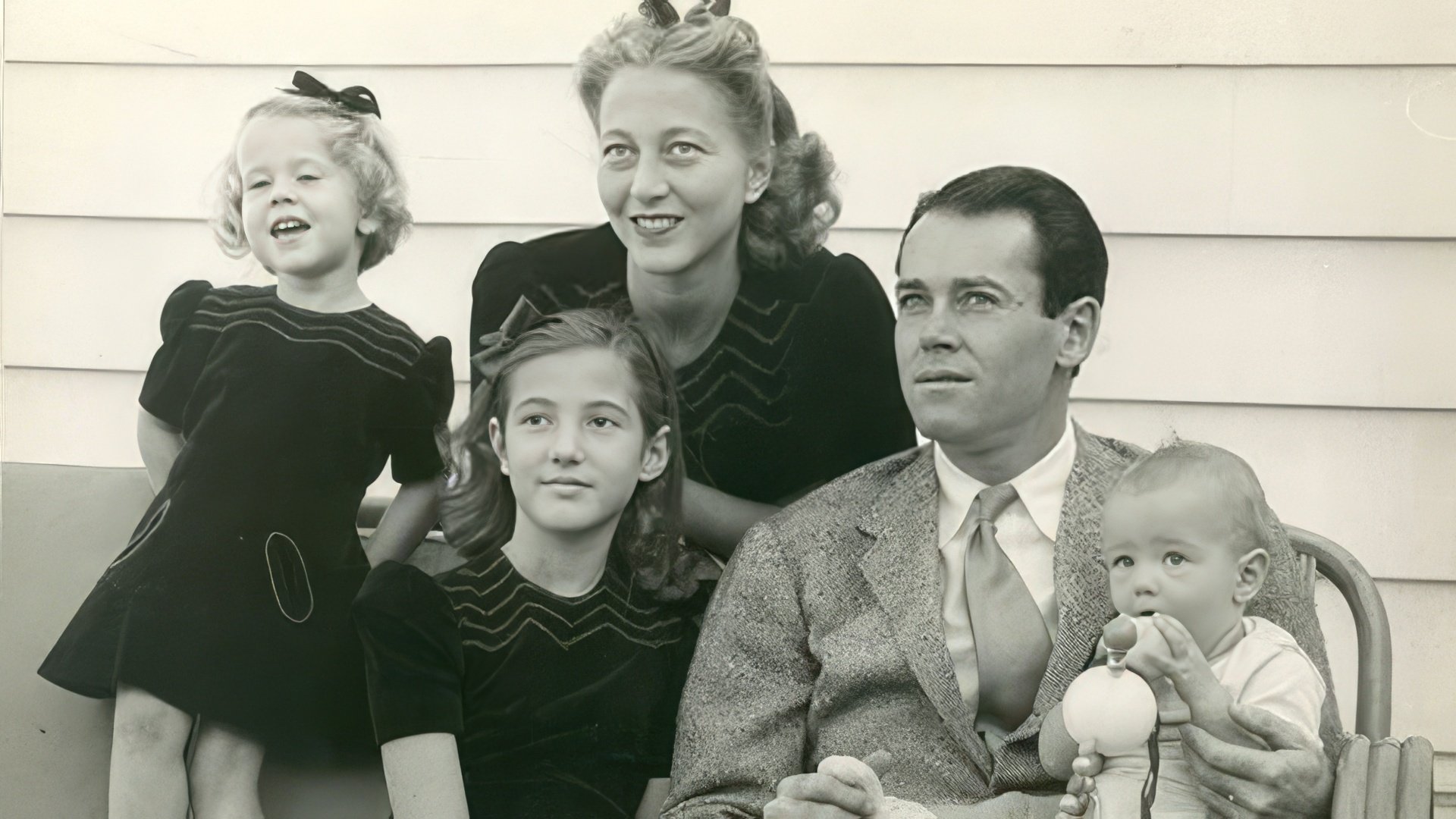 Jane Fonda (left) and her family